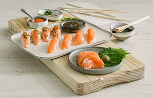 Lososové nigiri a aburi nigiri